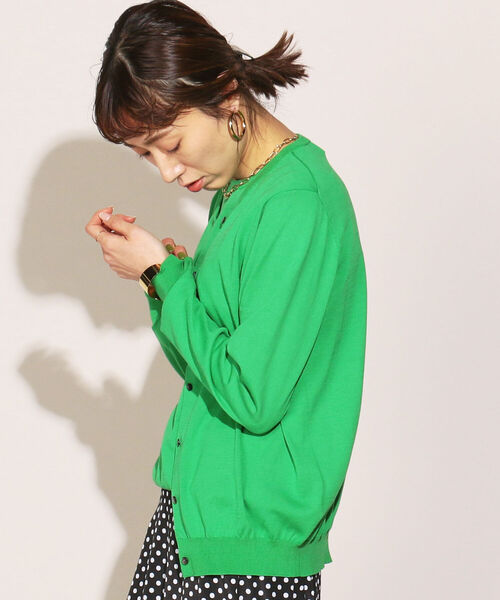Rie Miller(リエミラー)の「GIZA COTTONクルーネックカーディガン(カーディガン/ボレロ・レディース・キャメル/ホワイト/グリーン/ブラック・36/38)」の3枚目の写真