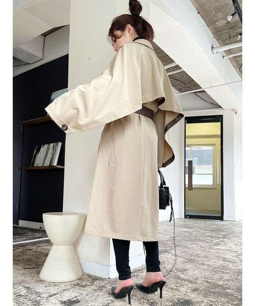 GYDA（ジェイダ）の「【WEB限定】ディープスリットケープトレンチコート（トレンチコート・レディース・ベージュ/ブラウン・FREE）」の10枚目の写真