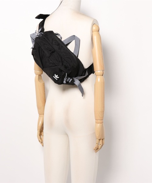 adidas Originals（アディダスオリジナルス）の「トレフォイルロゴ ワンポイント ボディバッグ CM3818（ボディバッグ/ウエストポーチ・メンズ・ブラック×グレー・F）」の4枚目の写真