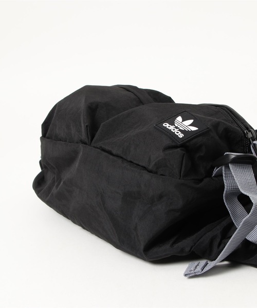 adidas Originals（アディダスオリジナルス）の「トレフォイルロゴ ワンポイント ボディバッグ CM3818（ボディバッグ/ウエストポーチ・メンズ・ブラック×グレー・F）」の5枚目の写真