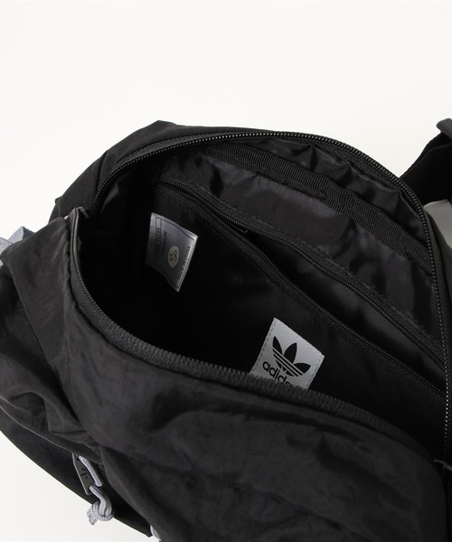 adidas Originals（アディダスオリジナルス）の「トレフォイルロゴ ワンポイント ボディバッグ CM3818（ボディバッグ/ウエストポーチ・メンズ・ブラック×グレー・F）」の3枚目の写真