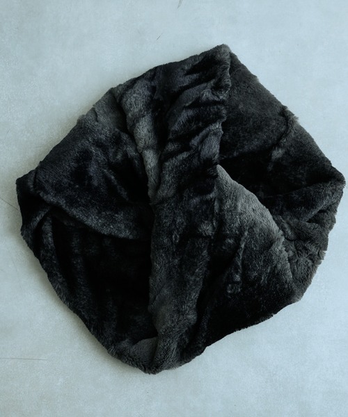 Lui's（ルイス）の「グラデーションフェイクファースヌード（ネックウォーマー/スヌード・メンズ・ブラック・FREE）」の4枚目の写真