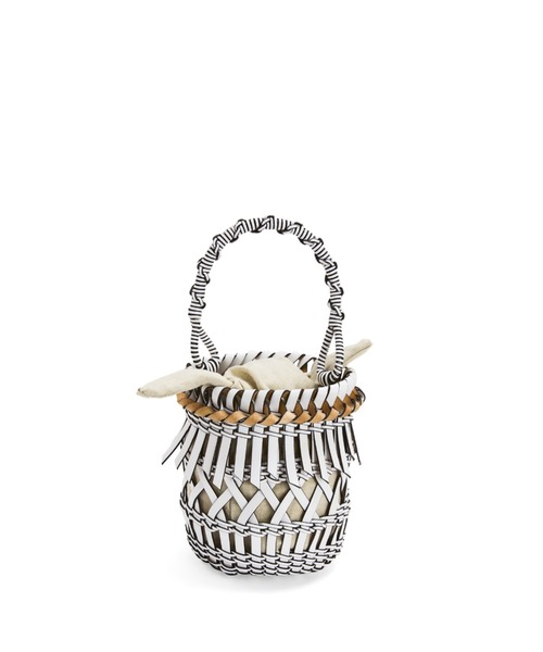 LOEWE(ロエベ)の「フリンジ バケットバッグ スモール (カーフ)(かごバッグ・レディース・ホワイト・SMALL)」の2枚目の写真