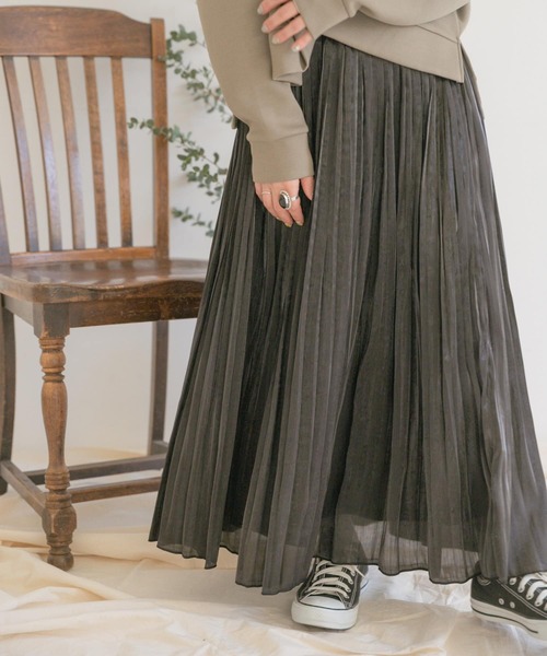 ITEMS URBANRESEARCH（アイテムズ アーバンリサーチ）の「シャイニープリーツスカート（スカート・レディース・ブラック/モカ/ライトカーキ/グレー系その他・FREE）」の2枚目の写真