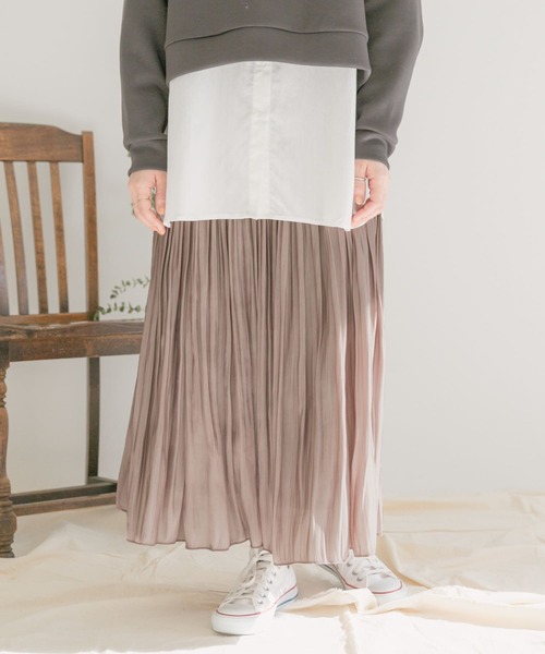 ITEMS URBANRESEARCH（アイテムズ アーバンリサーチ）の「シャイニープリーツスカート（スカート・レディース・ブラック/モカ/ライトカーキ/グレー系その他・FREE）」の5枚目の写真