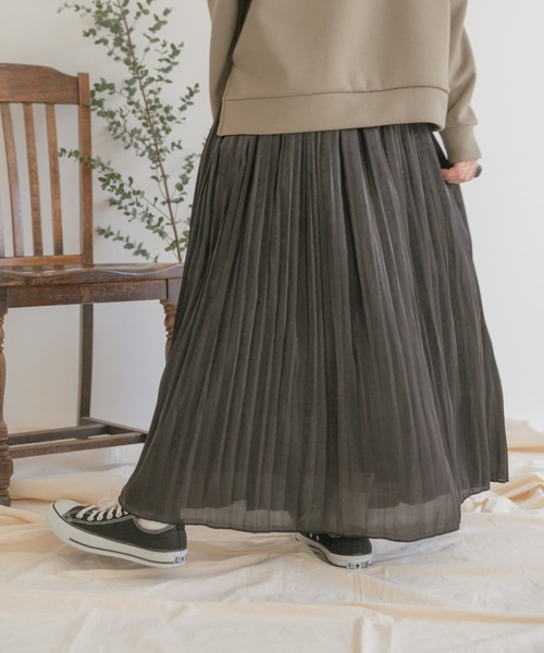 ITEMS URBANRESEARCH（アイテムズ アーバンリサーチ）の「シャイニープリーツスカート（スカート・レディース・ブラック/モカ/ライトカーキ/グレー系その他・FREE）」の16枚目の写真