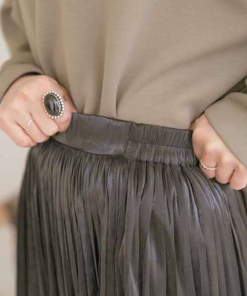 ITEMS URBANRESEARCH（アイテムズ アーバンリサーチ）の「シャイニープリーツスカート（スカート・レディース・ブラック/モカ/ライトカーキ/グレー系その他・FREE）」の18枚目の写真