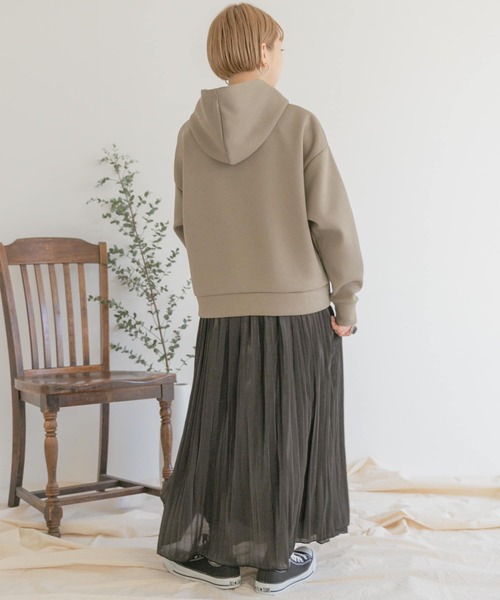 ITEMS URBANRESEARCH（アイテムズ アーバンリサーチ）の「シャイニープリーツスカート（スカート・レディース・ブラック/モカ/ライトカーキ/グレー系その他・FREE）」の21枚目の写真