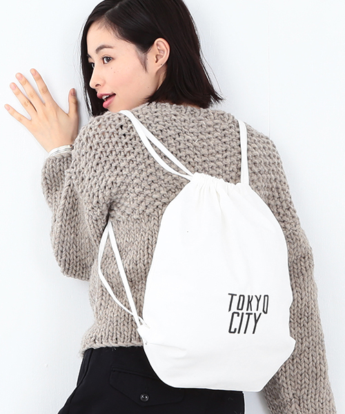 BEAMS BOY(ビームスボーイ)の「SOFT CREAM / ロゴ ナップサック(バックパック/リュック・レディース・ホワイト/ブラック・ONE SIZE)」の1枚目の写真