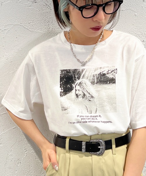 apres jour mignon(アプレジュールミニョン)の「フォトプリントT【ZOZOTOWN限定アイテム】(Tシャツ/カットソー・レディース・ホワイト系その他/オフホワイト/ブラック系その他/ライトイエロー/ブラック・フリー/X-LARGE)」の2枚目の写真