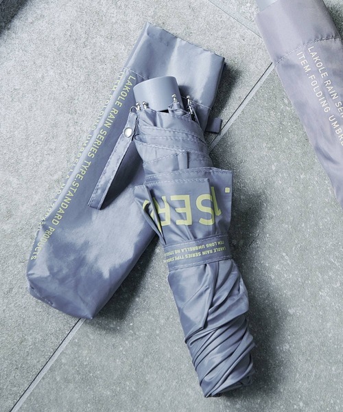 LAKOLE（ラコレ）の「大判レタリング折り畳み傘 / 258377（折りたたみ傘・レディース・イエロー/グレー/ネイビー/マスタード/ライトグレー/チャコール/ベージュ・FREE）」の5枚目の写真