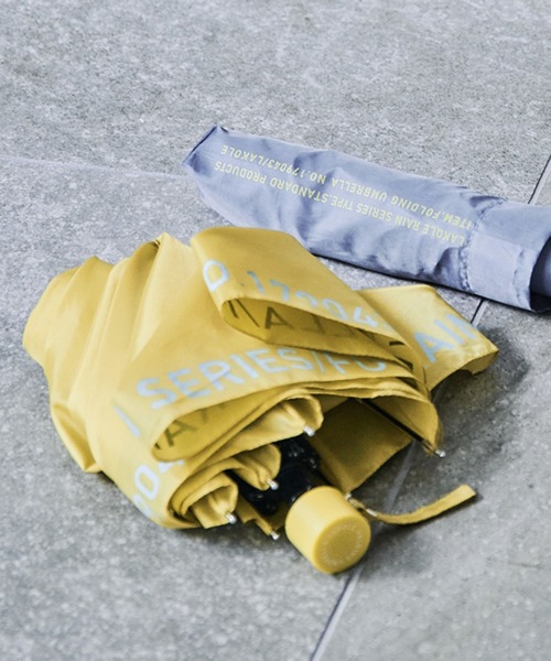 LAKOLE（ラコレ）の「大判レタリング折り畳み傘 / 258377（折りたたみ傘・レディース・イエロー/グレー/ネイビー/マスタード/ライトグレー/チャコール/ベージュ・FREE）」の6枚目の写真