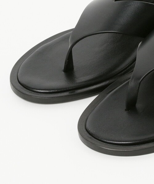 BEAMS F（ビームスエフ）の「L/UCCA / 別注 レザー ビーチサンダル（サンダル・メンズ・ブラック/ダークブラウン・40/41/42/43）」の3枚目の写真