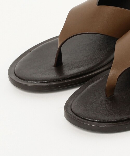 BEAMS F（ビームスエフ）の「L/UCCA / 別注 レザー ビーチサンダル（サンダル・メンズ・ブラック/ダークブラウン・40/41/42/43）」の8枚目の写真