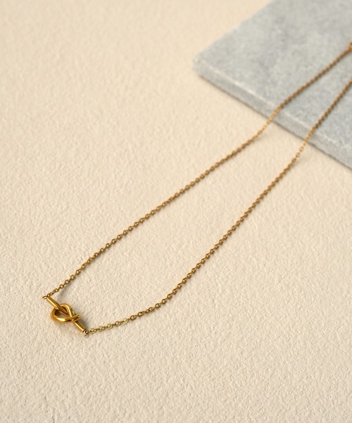 IAMUSE（アイアミューズ）の「金属アレルギー対応 ノットモチーフネックレス S0792【IAMUSE】（ネックレス・レディース・ゴールド・FREE）」の7枚目の写真