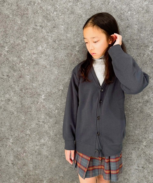 THE CASUAL（カジュアル）の「裏起毛　無地カーディガン（カーディガン/ボレロ・キッズ・ブラック/ブラウン/グレイッシュベージュ/ヘザーチャコール/キャメル/ダークグリーン/杢グレー/チャコール/ベージュ/ネイビー・140cm/160cm/120cm/110cm/130cm/150cm）」の4枚目の写真