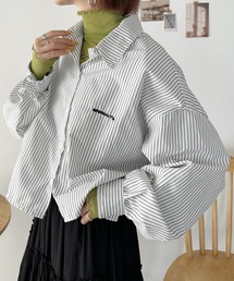 CLEA（クレア）の「ミニ刺繍ロゴショート丈ストライプシャツ（シャツ/ブラウス）」