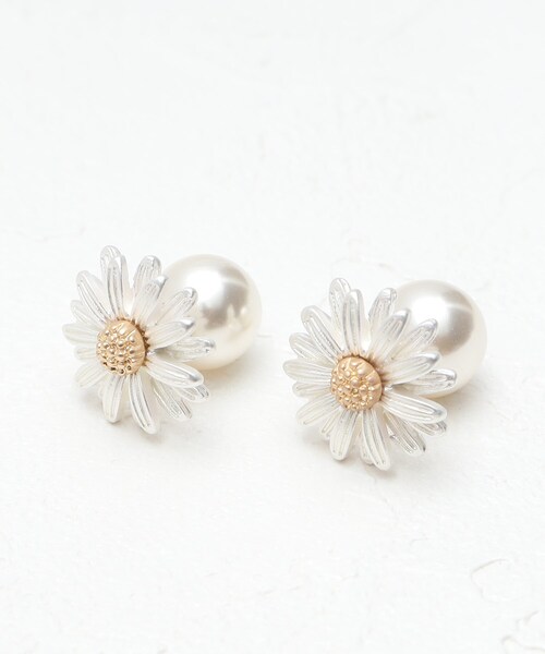 index(インデックス)の「◆フラワー×フェイクパールキャッチピアス(ピアス(両耳用)・レディース・ゴールド・00)」の2枚目の写真