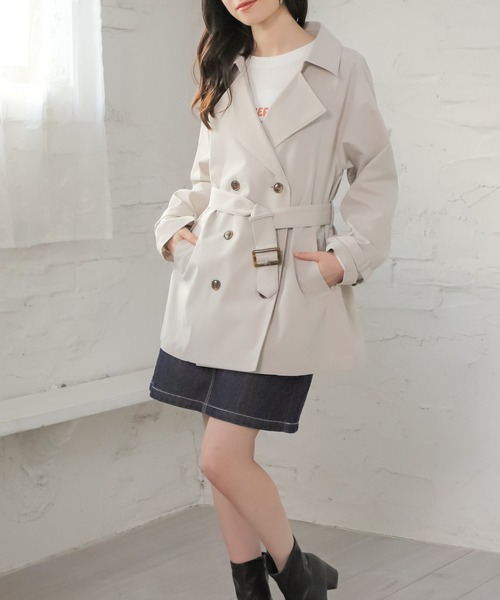 Honeys（ハニーズ）の「撥水加工ハーフ丈トレンチコート（トレンチコート・レディース・ベージュ/ピンク/アイボリー/グレイッシュベージュ・S/M/L/LL）」の4枚目の写真