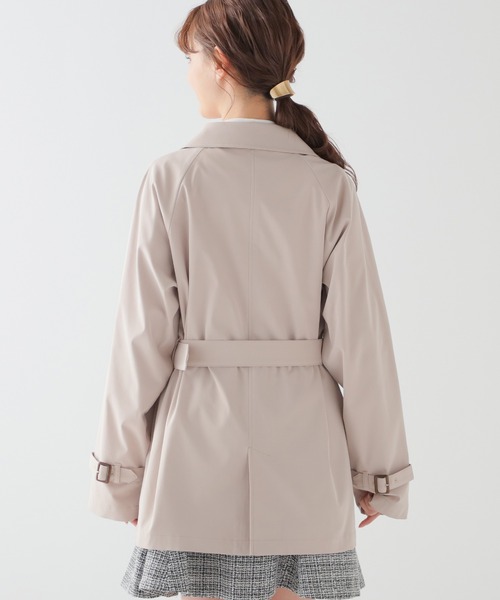 Honeys（ハニーズ）の「撥水加工ハーフ丈トレンチコート（トレンチコート・レディース・ベージュ/ピンク/アイボリー/グレイッシュベージュ・S/M/L/LL）」の17枚目の写真