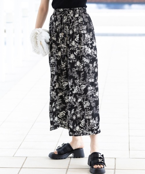 DRESKIP（ドレスキップ）の「◆ストンと落ちるシルエットが大人っぽい！サテン イージー ワイドパンツ（その他パンツ・レディース・ライトグレー/ベージュ系/レモンイエロー/ブラック系/カーキ/グレー系その他/オリーブ/ブルー系その他・02/03/04）」の2枚目の写真