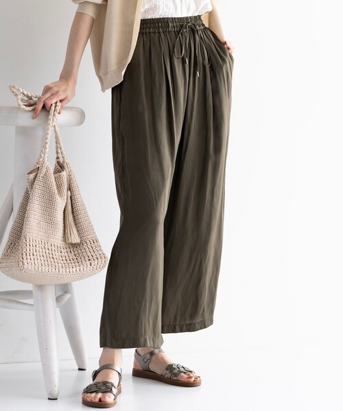 DRESKIP（ドレスキップ）の「◆ストンと落ちるシルエットが大人っぽい！サテン イージー ワイドパンツ（その他パンツ・レディース・ライトグレー/ベージュ系/レモンイエロー/ブラック系/カーキ/グレー系その他/オリーブ/ブルー系その他・02/03/04）」の7枚目の写真
