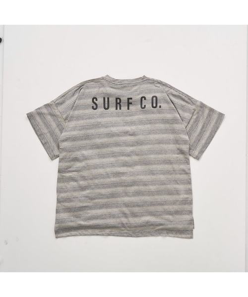 RUSTY（ラスティ）の「RUSTY/ラスティ キッズ ブランド ロゴ UVカット 水陸両用 ラッシュガード ボーダー 無地 クルーネック 半袖 Tシャツ（ラッシュガード・キッズ・グレー系その他/ブラック・150/160/130/140）」の4枚目の写真