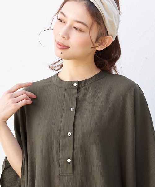 Viola e Viola(ヴィオラエヴィオラ)の「楊柳素材ゆるシルエットブラウス(シャツ/ブラウス・レディース・チャコール/オリーブ/ブラック・M/L/LL/3L)」の9枚目の写真