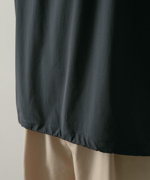 ITEMS URBANRESEARCH（アイテムズ アーバンリサーチ）の「シルキーナイロン ドローコード多機能Tシャツ（Tシャツ/カットソー・メンズ・グリーン/ネイビー/チャコールグレー/ブラック・MEDIUM/LARGE）」の16枚目の写真