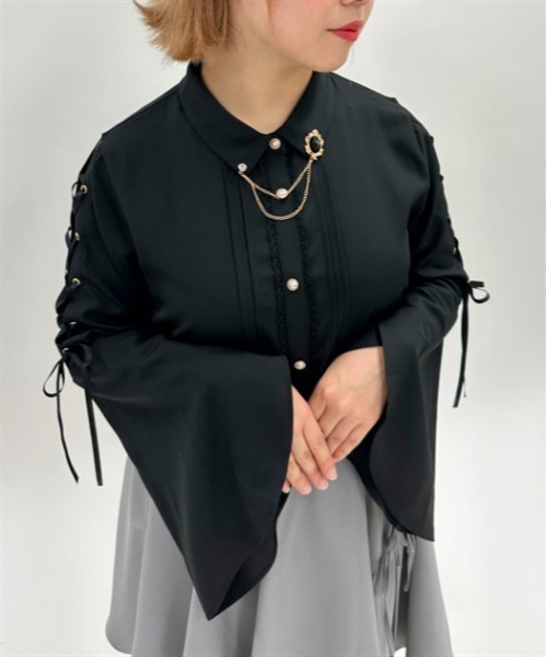 axes femme POETIQUE(アクシーズファムポエティック)の「ブローチ付フレアスリーブブラウス(シャツ/ブラウス・レディース・ワイン/キナリ/ブラック・MEDIUM)」の3枚目の写真