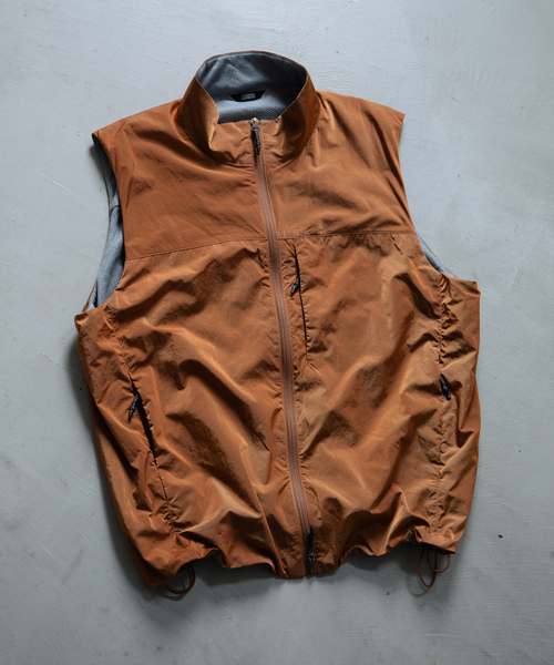 JOURNAL STANDARD(ジャーナルスタンダード)の「【LIMONTA/E × OCTA】ナイロン ベスト(ベスト・メンズ・ライトグレー/ブラック/ブラウン・MEDIUM/LARGE)」の3枚目の写真