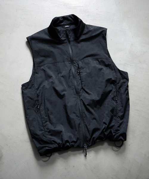 JOURNAL STANDARD(ジャーナルスタンダード)の「【LIMONTA/E × OCTA】ナイロン ベスト(ベスト・メンズ・ライトグレー/ブラック/ブラウン・MEDIUM/LARGE)」の2枚目の写真