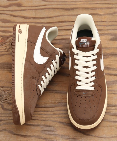 NIKE(ナイキ)の「NIKE AIR FORCE 1 '07 / ナイキ エア フォース 1 '07 【SP】(スニーカー・メンズ・ブラウン・27.0cm/28.5cm/25.5cm/27.5cm/28.0cm/26.0cm/26.5cm/30.0cm/29.0cm/23.0cm/23.5cm/24.0cm/24.5cm/25.0cm)」の1枚目の写真