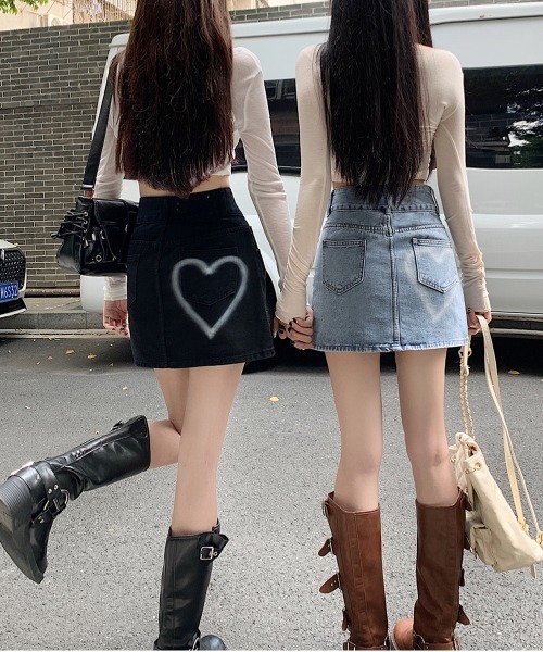 by muni:r（バイ ムニール）の「ツーボタンハートデニムミニスカート（デニムスカート・レディース・ブルー/ブラック・MEDIUM/SMALL）」の2枚目の写真