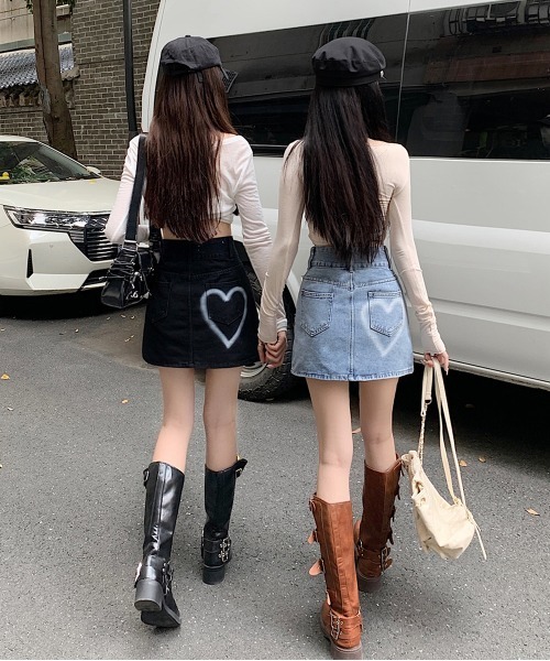 by muni:r（バイ ムニール）の「ツーボタンハートデニムミニスカート（デニムスカート・レディース・ブルー/ブラック・MEDIUM/SMALL）」の5枚目の写真