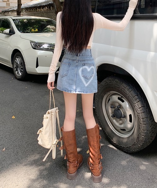 by muni:r（バイ ムニール）の「ツーボタンハートデニムミニスカート（デニムスカート・レディース・ブルー/ブラック・MEDIUM/SMALL）」の19枚目の写真