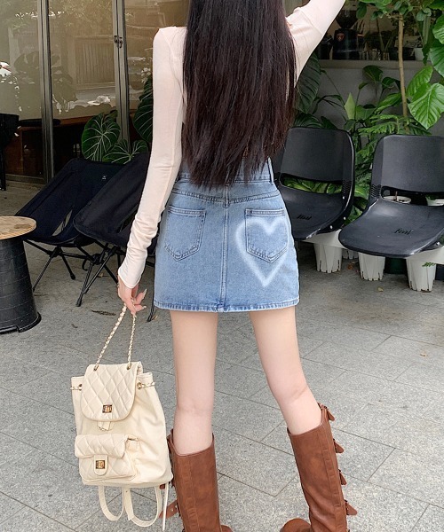 by muni:r（バイ ムニール）の「ツーボタンハートデニムミニスカート（デニムスカート・レディース・ブルー/ブラック・MEDIUM/SMALL）」の22枚目の写真