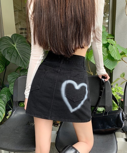 by muni:r（バイ ムニール）の「ツーボタンハートデニムミニスカート（デニムスカート・レディース・ブルー/ブラック・MEDIUM/SMALL）」の9枚目の写真
