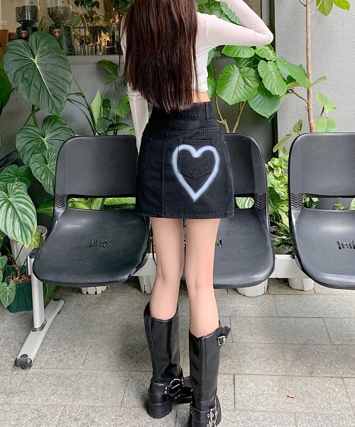 by muni:r（バイ ムニール）の「ツーボタンハートデニムミニスカート（デニムスカート・レディース・ブルー/ブラック・MEDIUM/SMALL）」の10枚目の写真