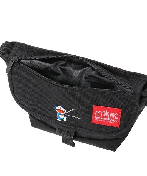 Manhattan Portage（マンハッタンポーテージ）の「Nylon Messenger Bag Flap Zipper Pocket Doraemon 2024（メッセンジャーバッグ・レディース・ブラック・X-SMALL）」の7枚目の写真