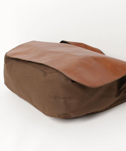 BALLAST ARK（バラストアーク）の「BALLAST ARK / バラストアーク：TOCHIGI LEATHER NEWSPAPER BAG：BA09-B001[AST]（ショルダーバッグ・メンズ・オリーブ/ブラック・FREE）」の4枚目の写真