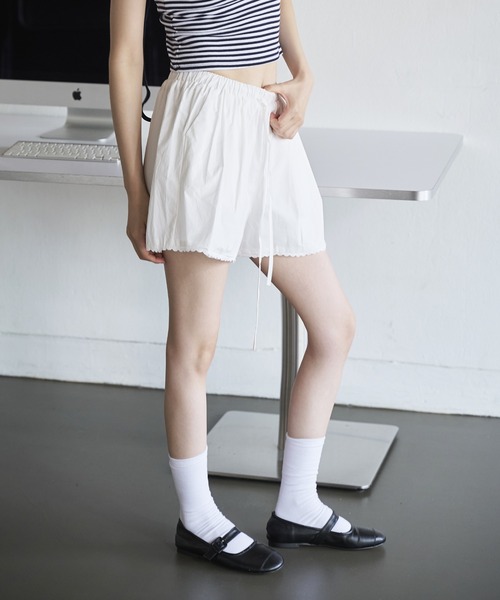 UNE MANSION（ユヌマンション）の「【インナーレース付き】【ホームウェア/ビーチウェア】ウエストゴムフロントボタンレースショートパンツ（その他パンツ・レディース・アイボリー/スカイブルー・FREE）」の6枚目の写真