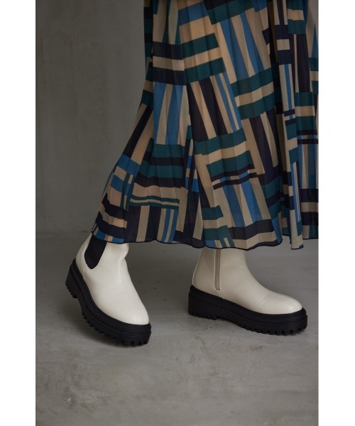 AZUL by moussy（アズールバイマウジー）の「トラックソールサイドゴアブーツ（ブーツ・レディース・アイボリー/ブラック/シルバー・LL/SMALL/MEDIUM/LARGE）」の6枚目の写真