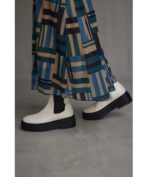 AZUL by moussy（アズールバイマウジー）の「トラックソールサイドゴアブーツ（ブーツ・レディース・アイボリー/ブラック/シルバー・LL/SMALL/MEDIUM/LARGE）」の7枚目の写真