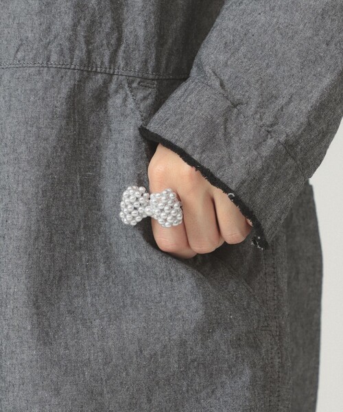 BEAMS BOY（ビームスボーイ）の「パール リボン リング（リング・レディース・シルバー/ホワイト・ONE SIZE）」の2枚目の写真
