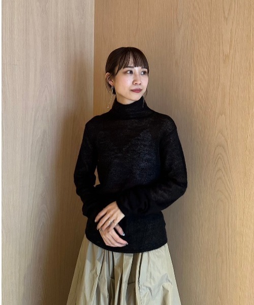 emmi(エミ)の「シアータートルネックモヘアニットトップス(ニット/セーター・レディース・ライトブルー/アイボリー/ブラック・FREE)」の4枚目の写真