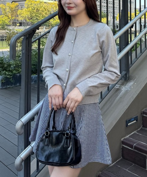 clear（クリア）の「パールボタンカーディガン［長袖 羽織り 持ち運び］≪再入荷≫（カーディガン/ボレロ・レディース・ブラック/オフホワイト/杢グレー/レッド/ネイビー/ミント/ピンク・F）」の4枚目の写真