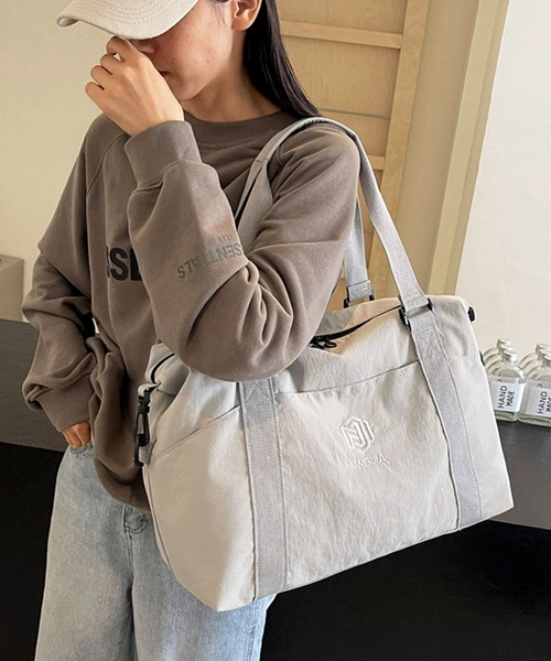 florist(フローリスト)の「【2WAY・大容量】ワントーンカラーナイロンボストンバッグ/トラベルバッグ(ボストンバッグ・レディース・オフホワイト/ライトブラウン/ブラック/ライトグレー/ピンク/グリーン・FREE)」の11枚目の写真