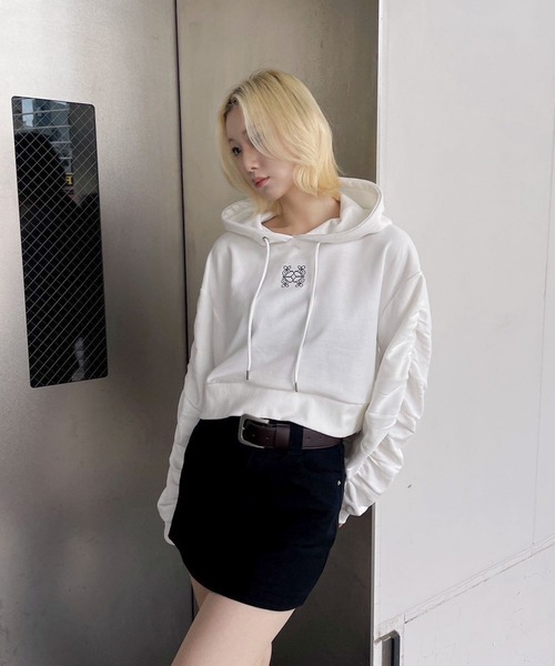 ENVYM（アンビー）の「ギャザースリーブショートフーディ（パーカー