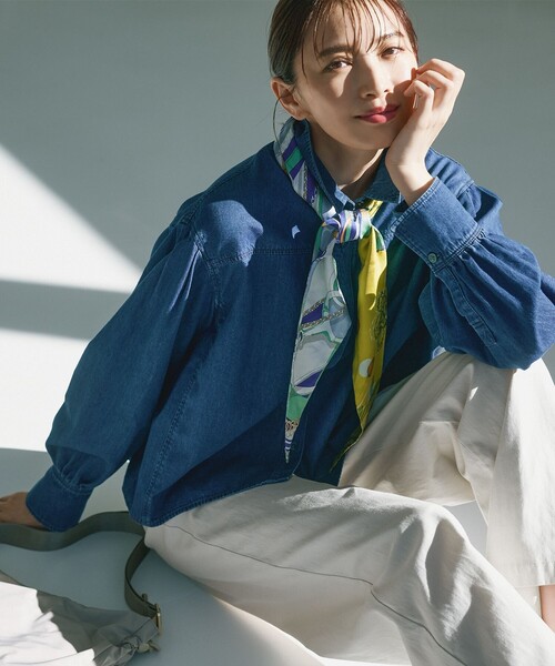 23区(ニジュウサンク)の「【Oggi3月号掲載/洗える】ライトダンガリー クロップド ボリュームスリーブ シャツ(シャツ/ブラウス・レディース・ターコイズブルー系/スカイブルー系・38)」の2枚目の写真